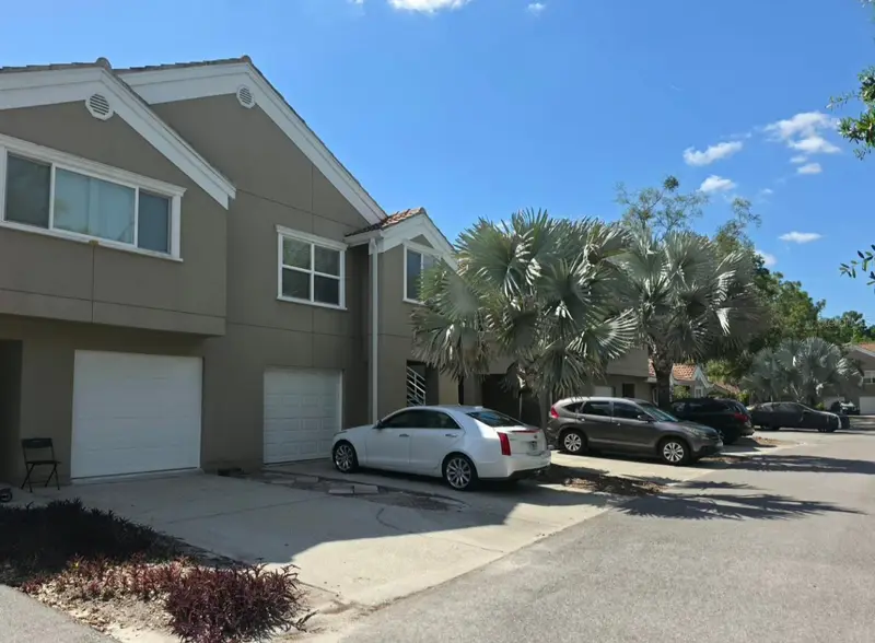 15215 Amberly Dr #907, FL