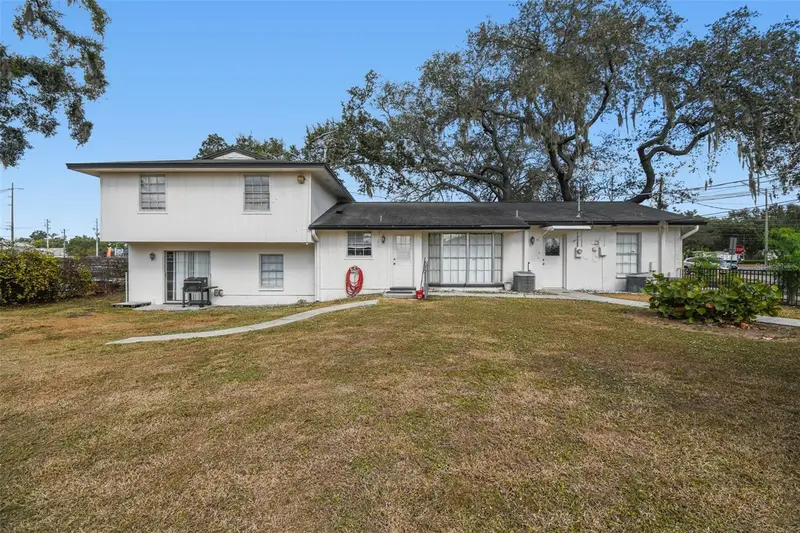 855 E Brandon Blvd, FL