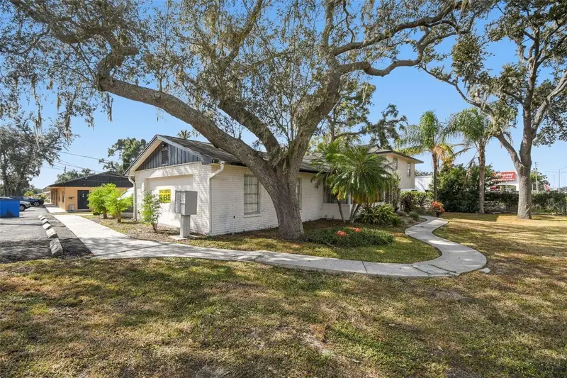 855 E Brandon Blvd, FL