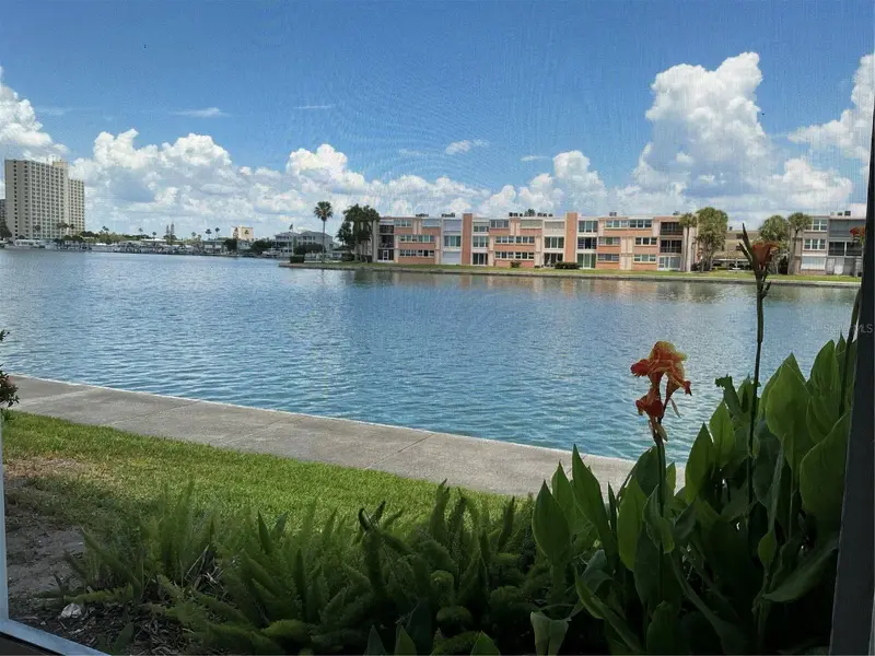 7645 Sun Island Dr S #101, FL