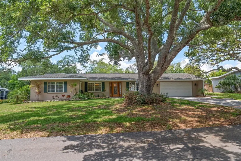 802 Allamanda Dr, FL