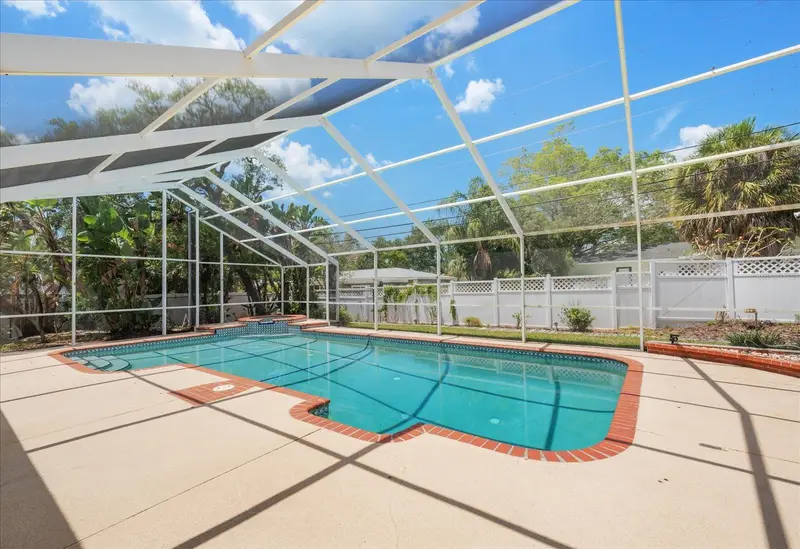 802 Allamanda Dr, FL