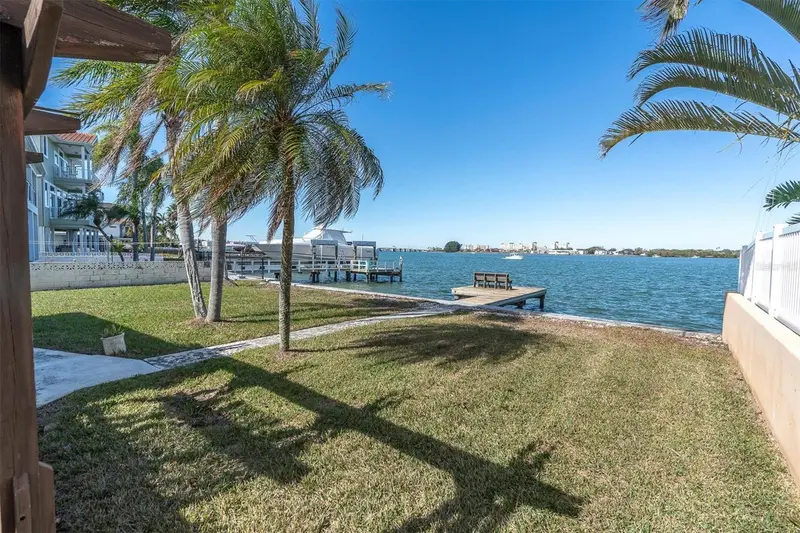 852 Bay Point Dr, FL
