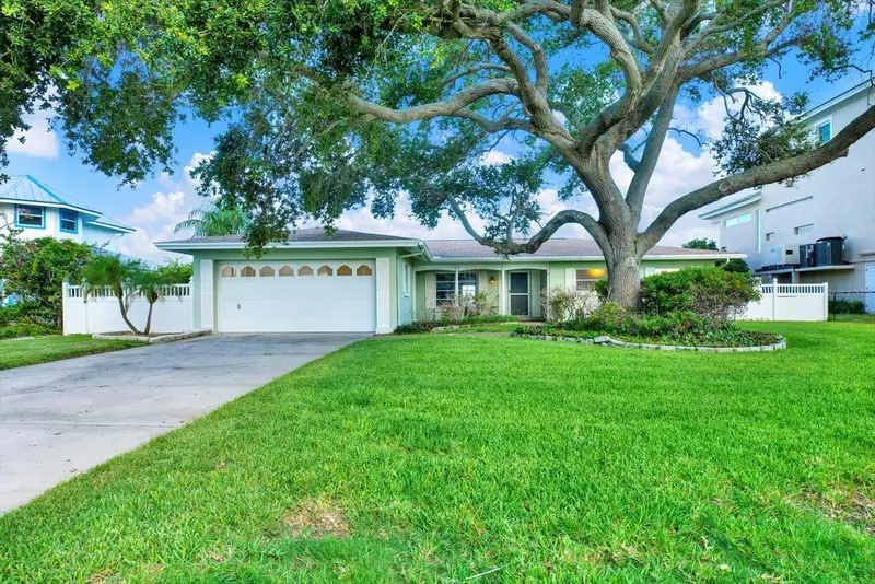 218 Driftwood Ln, FL