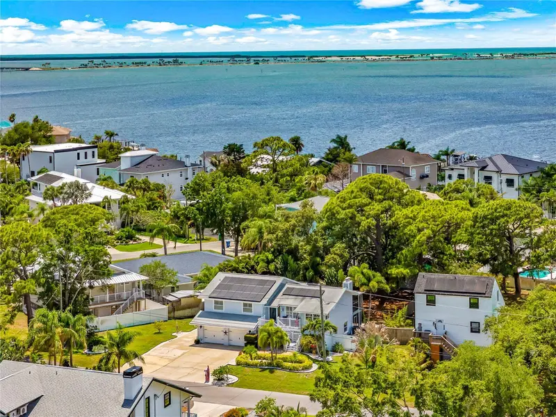 201 Lagoon Dr, FL