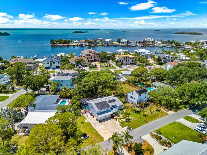 201 Lagoon Dr, FL
