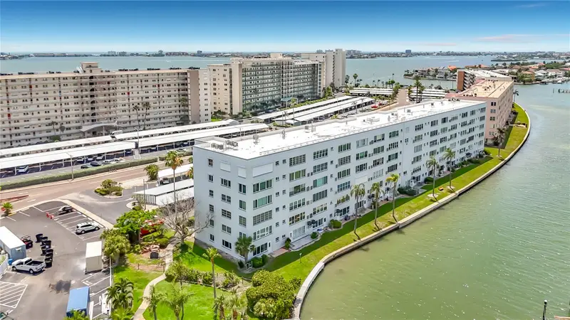 5925 Shore Blvd S #107, FL
