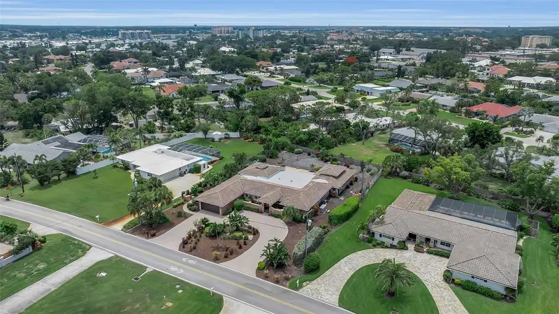 609 Laguna Dr, FL