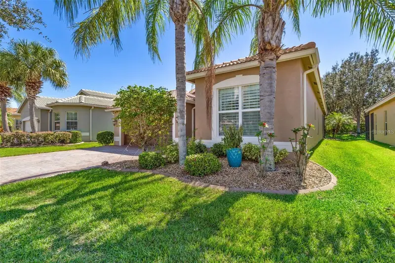 16010 Golden Lakes Dr, FL