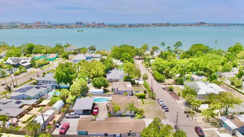 411 Pleasant St, FL