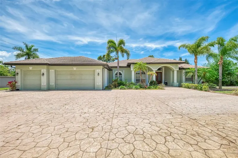 900 Park Place Dr, FL