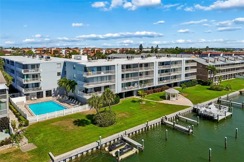 719 Pinellas Bayway S #301, FL