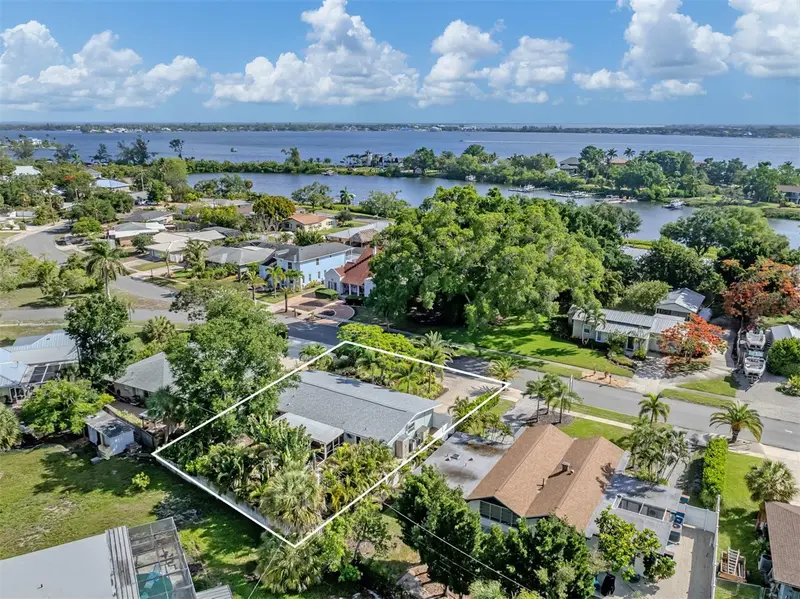 632 Park Dr, FL