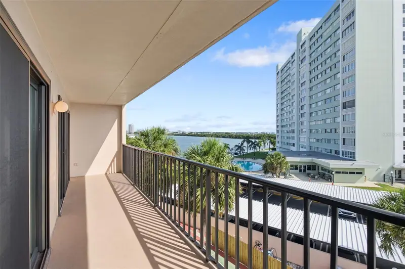 51 Island Way #411, FL