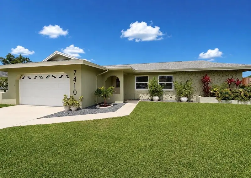 7410 13th Ave W, FL