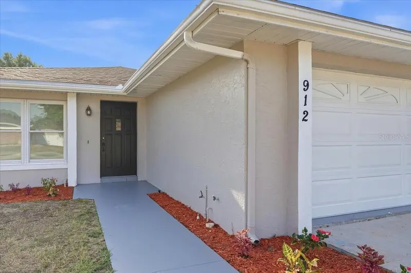 912 E Heron Cir, FL