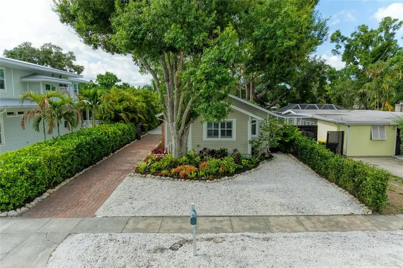 2250 Hillview St, FL