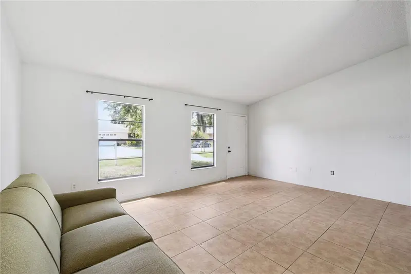 648 Floridian Dr, FL