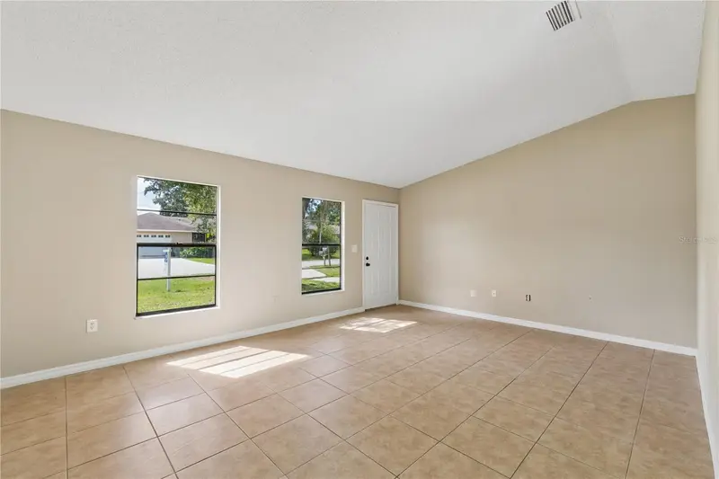 648 Floridian Dr, FL