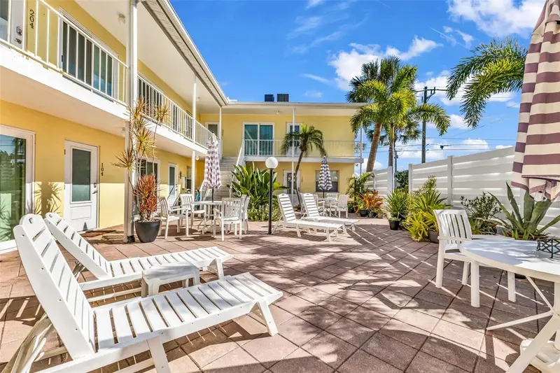 700 W Venice Ave #206, FL