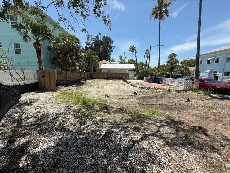 8586 E Bay Dr, FL