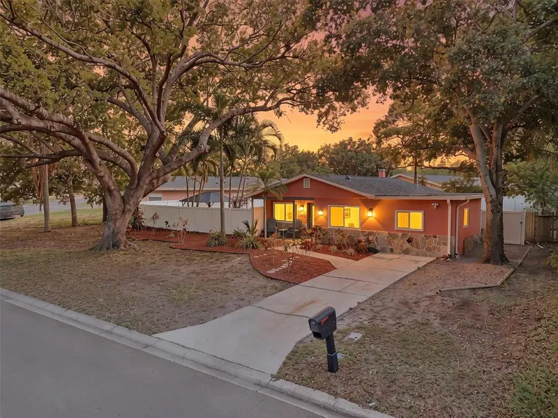 961 Lexington Dr, FL