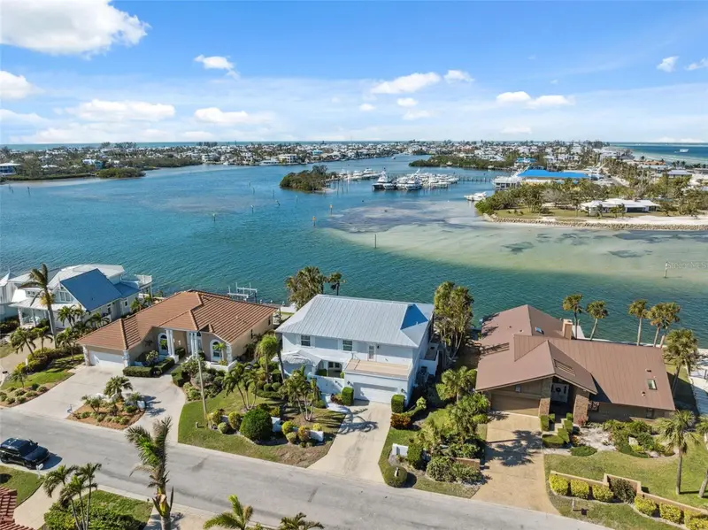 727 Key Royale Dr, FL