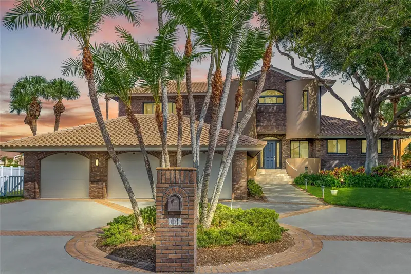 833 Ponce De Leon Dr, FL