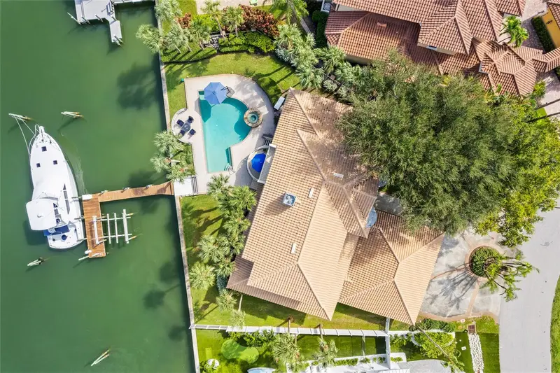 833 Ponce De Leon Dr, FL