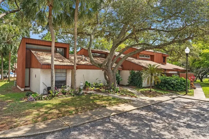 2060 Sunset Point Rd #52, FL