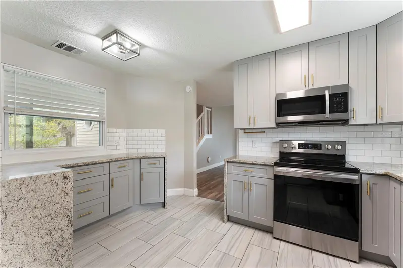 587 Portland Cir, FL