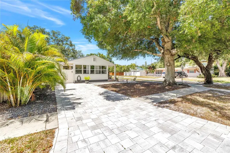 798 45th Ave N, FL