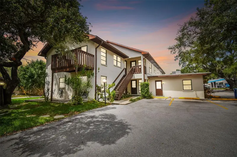 8423 Seminole Blvd #203, FL