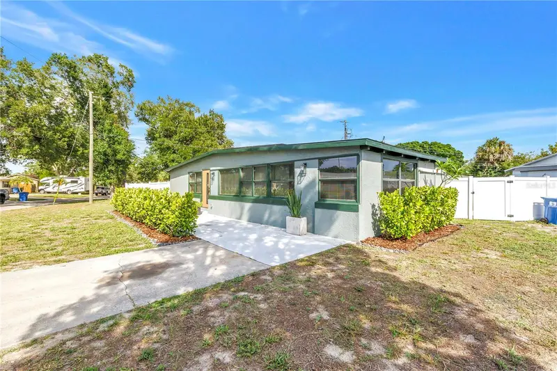 7599 Meadowlawn Dr N, FL