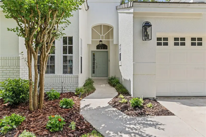 208 Wimbledon Cir, FL