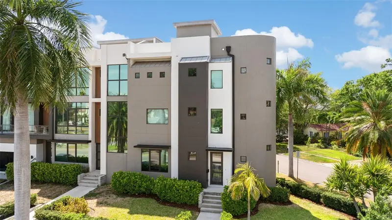 92 W Davis Blvd, FL