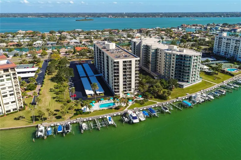 690 Island Way #404, FL