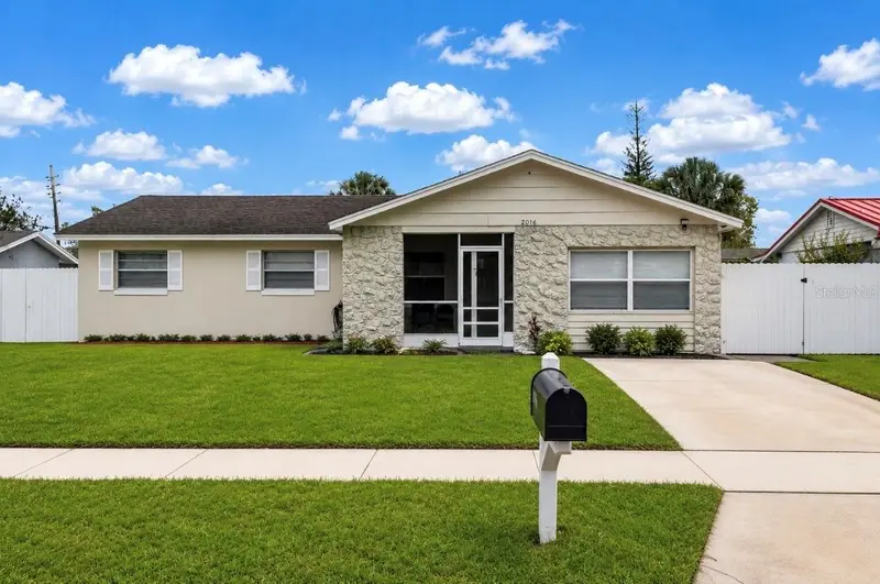 2016 Valencia Cir, FL