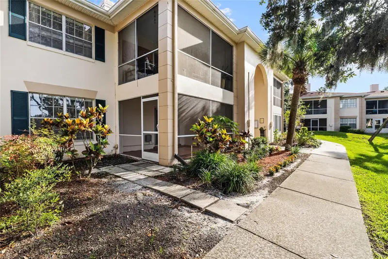 10360 Carrollwood Ln #212, FL