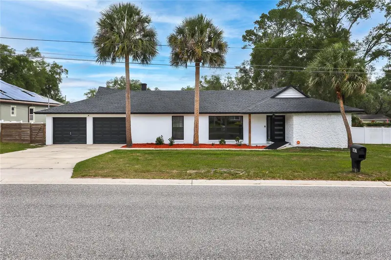 647 E Hillcrest St, FL