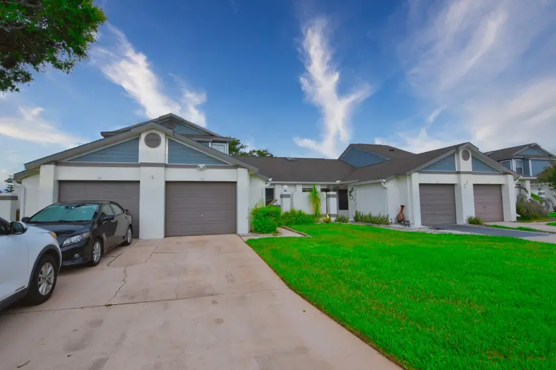 72 Lakepointe Cir, FL