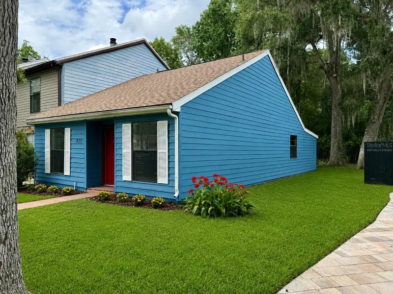 935 Village Dr, FL