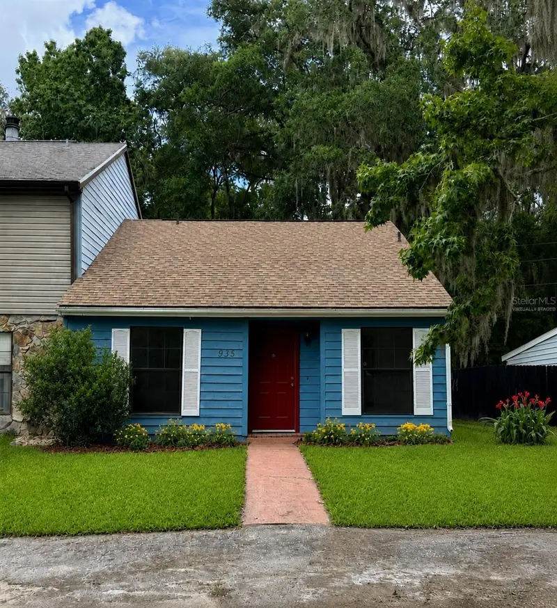 935 Village Dr, FL