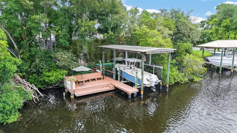 820 Sand Pine Dr Ne, FL