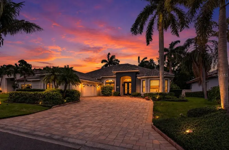 820 Sand Pine Dr Ne, FL