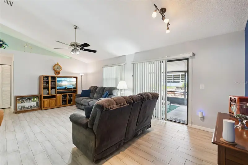905 Devonshire Way, FL
