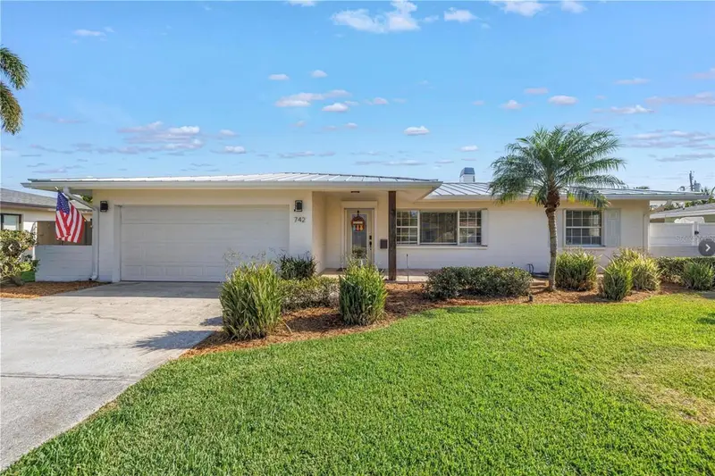 742 45th Ave Ne, FL
