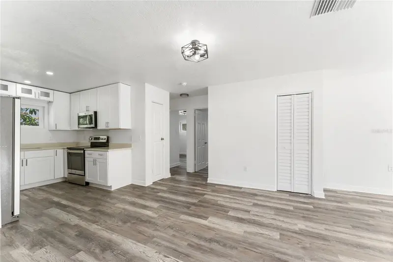 6221 Florida Cir E, FL