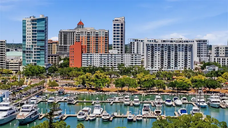 33 S Gulfstream Ave #404, FL