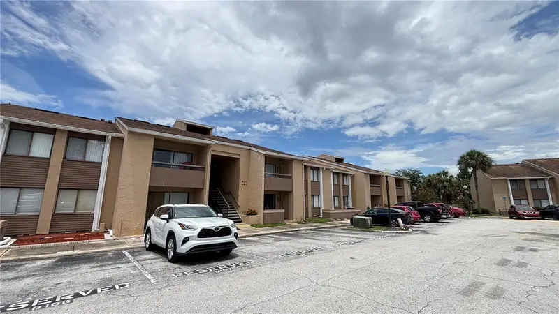 5169 Vineland Rd #B208, FL